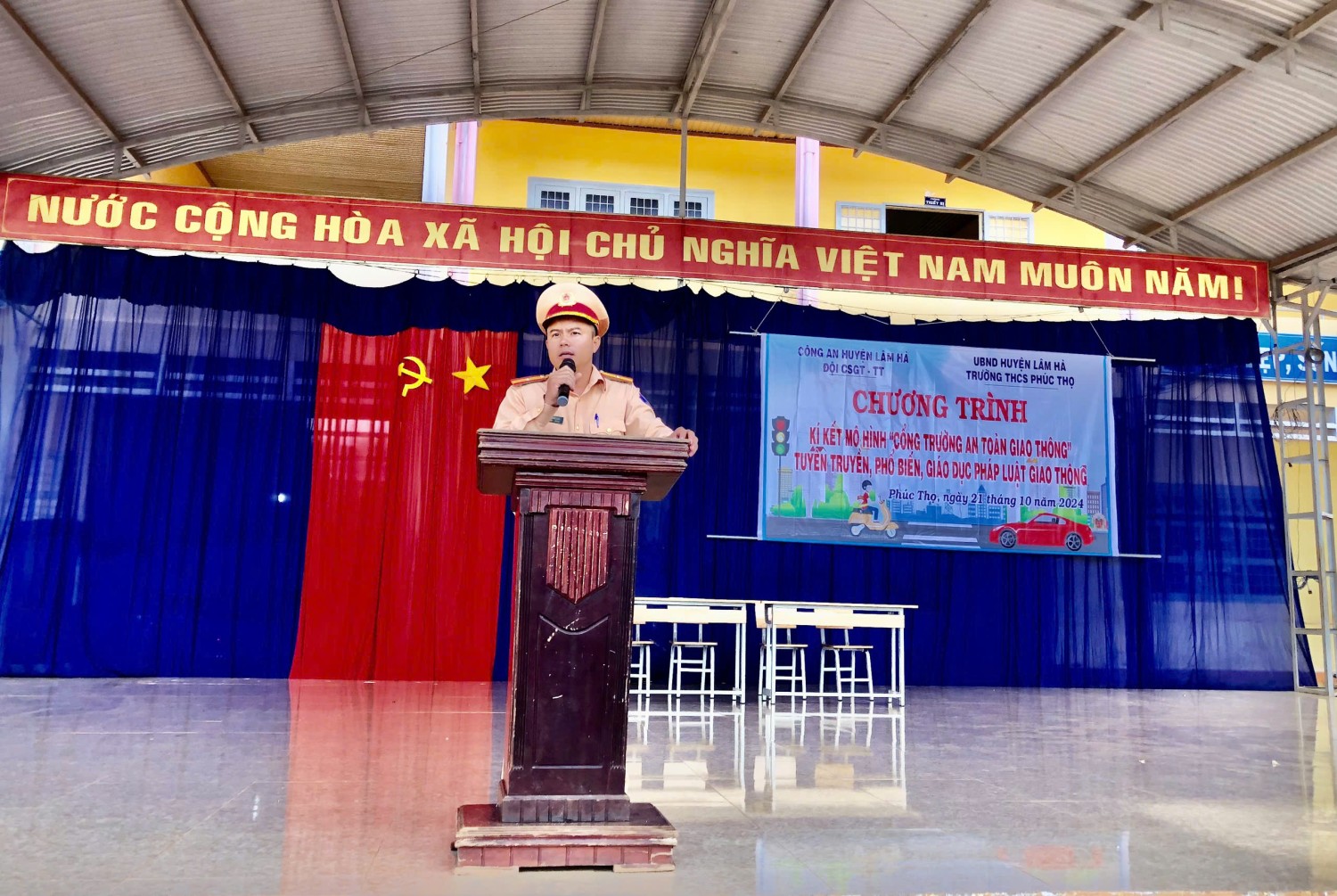 Công an huyện Lâm Hà về trường tham gia lễ ký kết